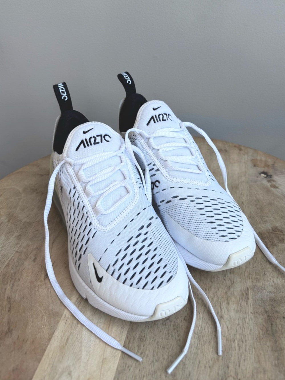 Women's Nike Air Max 270 Size 11.5 Sneakers White/Black/White (AH6789 100) - Picture 2 of 12